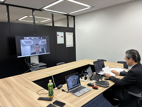 日本から挨拶する常務理事