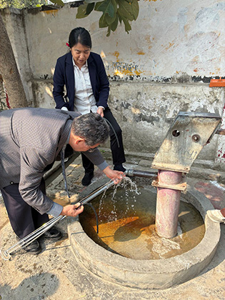校内の井戸水を採水