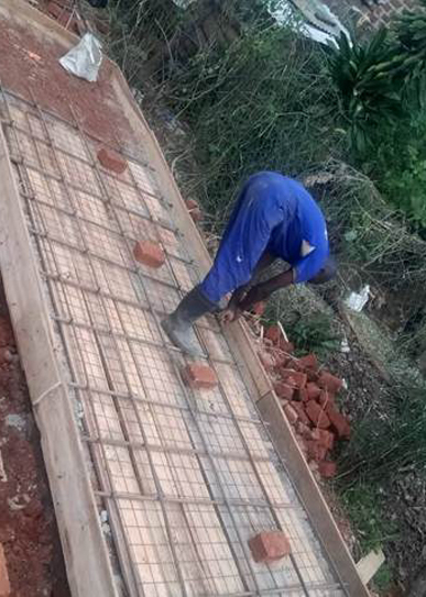 ピットの上に基礎枠を作っている様子