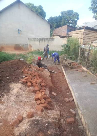 コンクリートを流し固めている様子