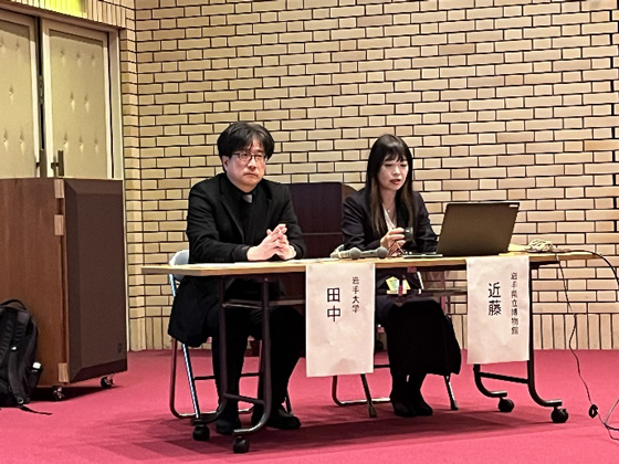 左：田中教授 右：近藤学芸員