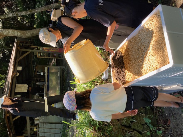 製作ワークショップ-担体の充填作業1