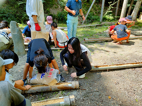 製作ワークショップ-担体の充填作業2