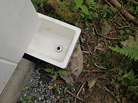 ５段の傾斜土槽を通過後の処理水が溜まる容器