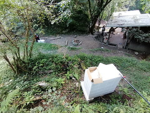 傾斜土槽から貯水タンクを見る